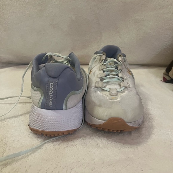 ⚫️ BOGO Light coloured Nike women’s running shoe size 8.5 - Picture 3 of 4